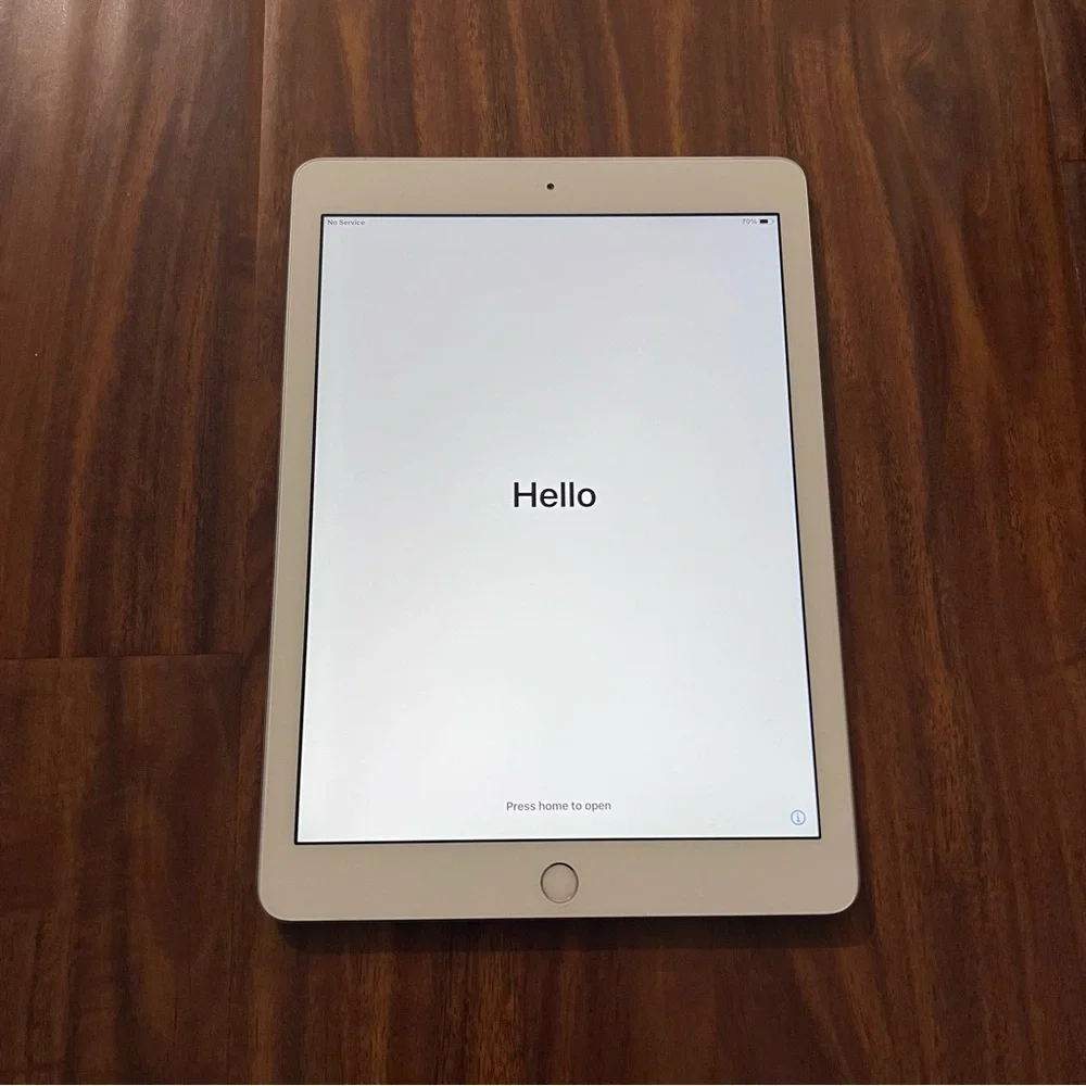Apple IPad (5th Generation) Silver A1823 32 GB WiFi + Cellular 9.7”